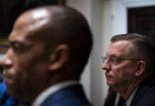 El secretario de Veteranos, sucesor de Trump en caso de tragedia en el Congreso Doug Collins