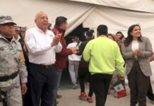 El comisionado del Instituto Nacional de Migración (INM), Francisco Garduño (2-i), recibe a migrantes deportados (2)
