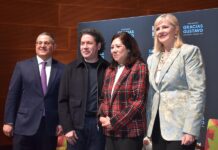 El director de orquesta venezolano, Gustavo Dudamel (2-i), posa durante una rueda de prensa