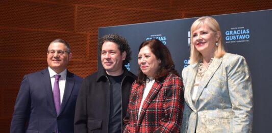 El director de orquesta venezolano, Gustavo Dudamel (2-i), posa durante una rueda de prensa