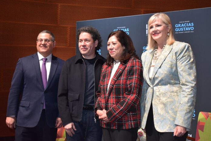 El director de orquesta venezolano, Gustavo Dudamel (2-i), posa durante una rueda de prensa El director de orquesta venezolano, Gustavo Dudamel (2-i), posa durante una rueda de prensa