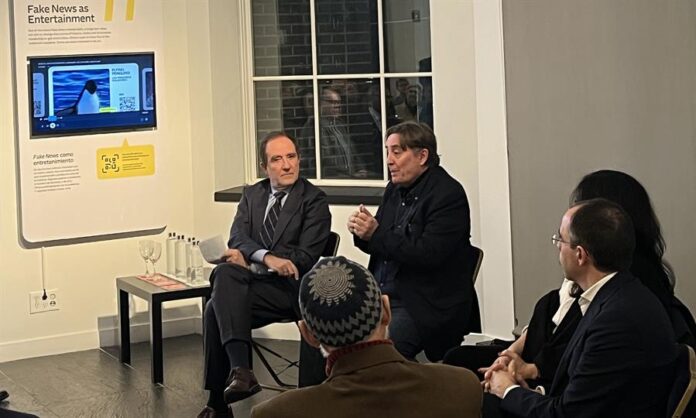El director del Instituto Cervantes, Luis García Montero (c), habla durante un encuentro en la sede del Instituto en Nueva York