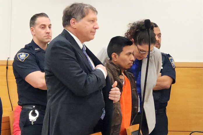 El guatemalteco Sebastián Zapeta (c), acusado de quemar viva a una mujer en el metro de Nueva York