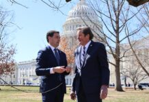 El País Vasco abrirá delegación permanente en Washington para reforzar el lazo económico El lehendakari, Imanol Pradales (i), habla con el congresista por California, el demócrata John Garamendi