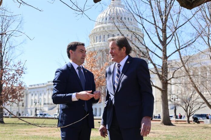 El lehendakari, Imanol Pradales (i), habla con el congresista por California, el demócrata John Garamendi El lehendakari, Imanol Pradales (i), habla con el congresista por California, el demócrata John Garamendi