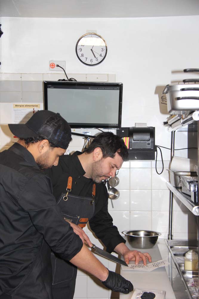 JAVIER CABRERA ENSENANDO A COCINAR