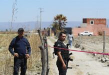 Integrantes de la fiscalía estatal resguardan este martes el Rancho Izaguirre, (2)
