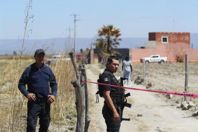 Integrantes de la fiscalía estatal resguardan este martes el Rancho Izaguirre, (2)