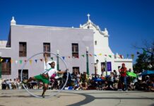 Integrantes del Circo Carpa Diem de Italia desfilan durante la comparsa de la 10 edición del Circo Fest (2)