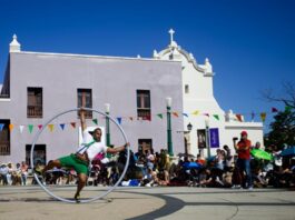 Integrantes del Circo Carpa Diem de Italia desfilan durante la comparsa de la 10 edición del Circo Fest (2)