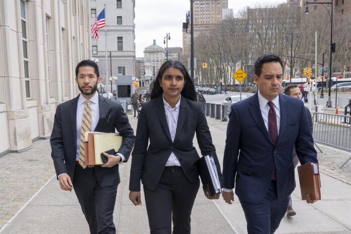 La fiscal federal adjunta para el Distrito Este de Nueva York, Saritha Komatireddy (c), camina junto al fiscal de la Corte Federal de Brooklyn, Francisco Navarro