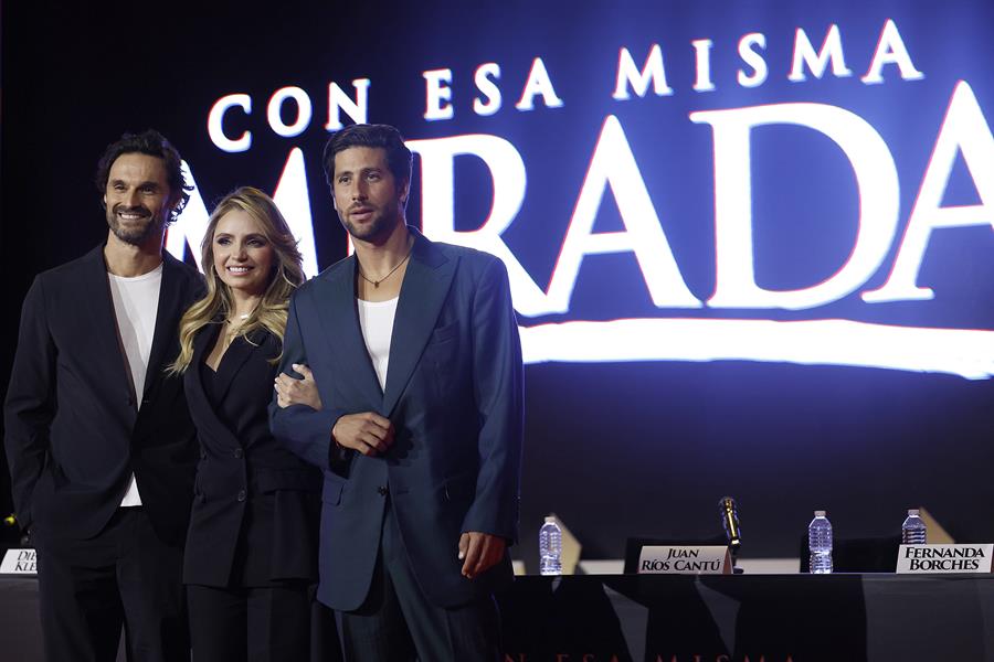 Los actores Iv&aacute;n S&aacute;nchez (i), Ang&eacute;lica Rivera (c) y Diego Klein, posan durante la presentaci&oacute;n de la serie 'Con esa misma mirada'
