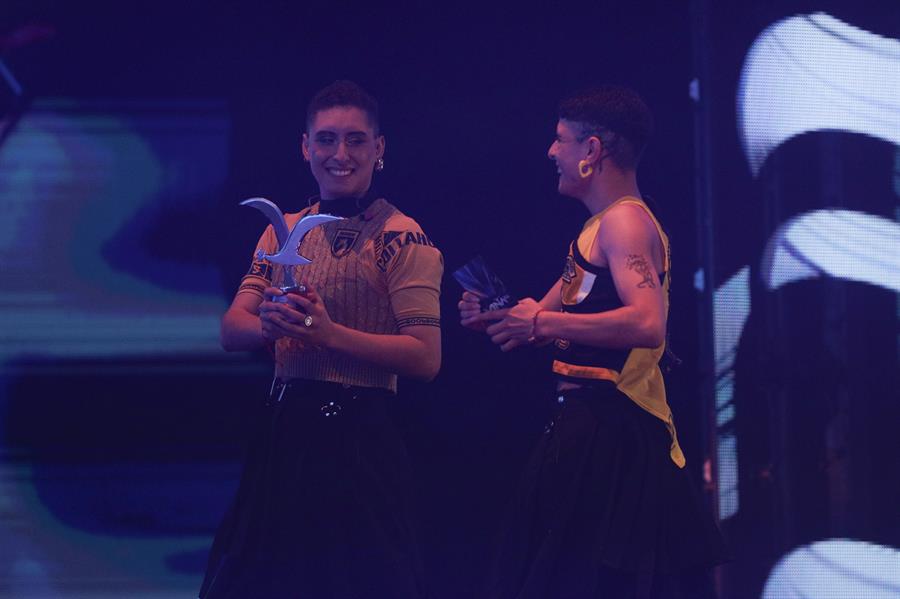 Los representantes de Chile de la competencia folclórica, Metalengua, ganan la gaviota de plata a la mejor canción este viernes