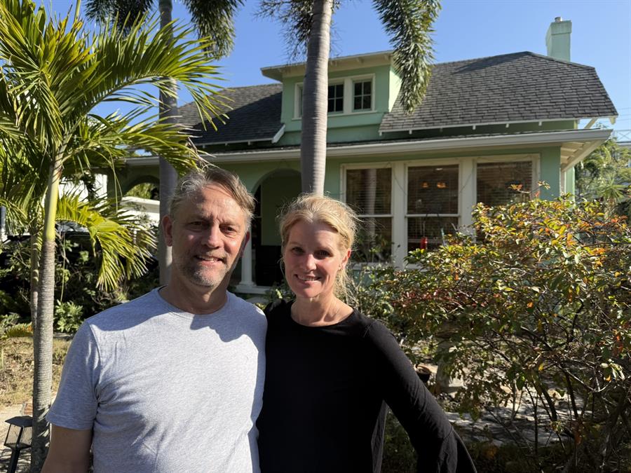 Los residentes Christopher y Madeleine Ely