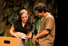 'Ybor City', una obra bilingüe que teje la revolución de migrantes indocumentados en EEUU Mariana Da Silva (i) junto al actor Andres Velez
