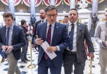 Líder republicano del Congreso confía en aprobar fondos para evitar un cierre de Gobierno Mike Johnson