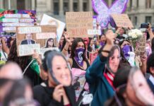Mujeres participan en un marcha en el marco del Día Internacional de la Mujer