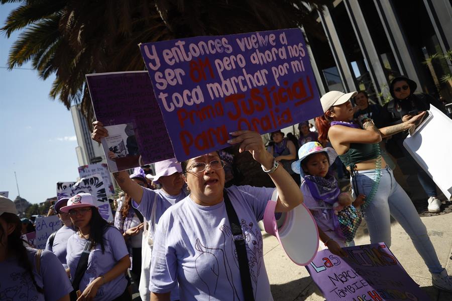 Mujeres prenden una fogata durante una marcha en el marco del D&iacute;a Internacional de la Mujer (1)
