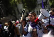 Mujeres prenden una fogata durante una marcha en el marco del Día Internacional de la Mujer (2)