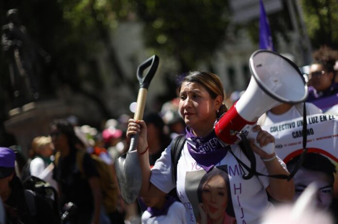 Mujeres prenden una fogata durante una marcha en el marco del Día Internacional de la Mujer (2)