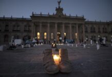 "No es un país, es una fosa", indignación en México ante la tragedia de desaparecidos Personas participan durante la protesta ‘Luto Nacional’ este sábado, en la Macroplaza de la ciudad de Monterrey (2)