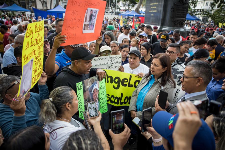 Personas participan en una recolecci&oacute;n de firmas este mi&eacute;rcoles en la Plaza Bol&iacute;var en Caracas (1)