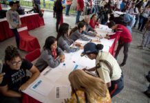 Venezolanos reúnen firmas de apoyo a sus migrantes y en rechazo a detención en El Salvador Personas participan en una recolección de firmas este miércoles en la Plaza Bolívar en Caracas (2)