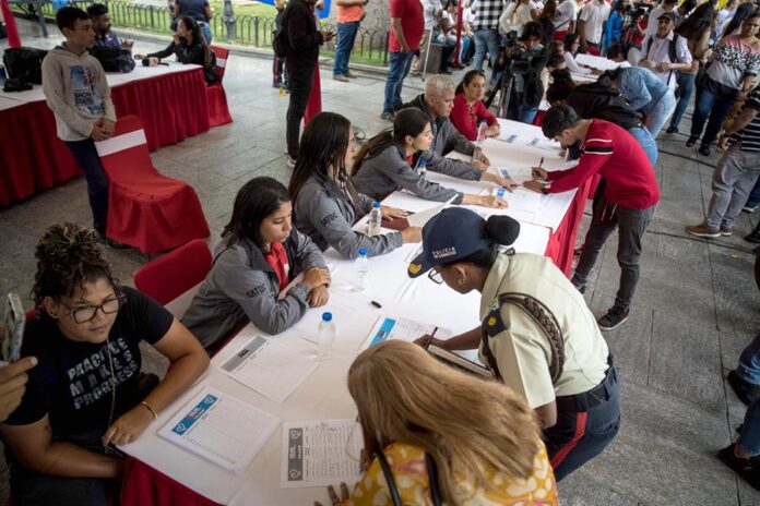 Personas participan en una recolección de firmas este miércoles en la Plaza Bolívar en Caracas (2)