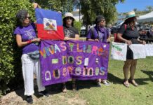 Personas sostienen un bordado con la frase 'Vivas y libres nos queremos', durante una manifestación este sábado en San Juan