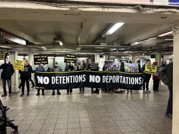 Personas sostienen una pancarta en contra de las detenciones y deportaciones este jueves, en la estación de metro de Times Square