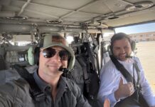 Pete Hegseth (i), donde aparece posando en un helicóptero junto al vicepresidente, JD Vance