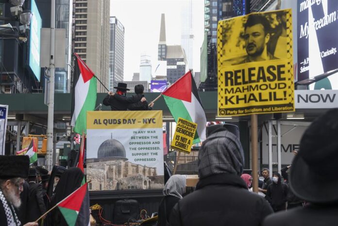 Protestan en Nueva York en apoyo a Palestina (3) Protestan en Nueva York en apoyo a Palestina (3)