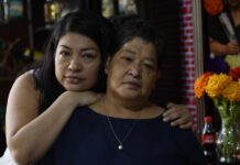 A cinco años de la pandemia, mexicanos aún padecen sus secuelas físicas y emocionales Susana Piñón (i), hija de Javier fallecido por Covid-19, posando junto a María de los Ángeles Piñón