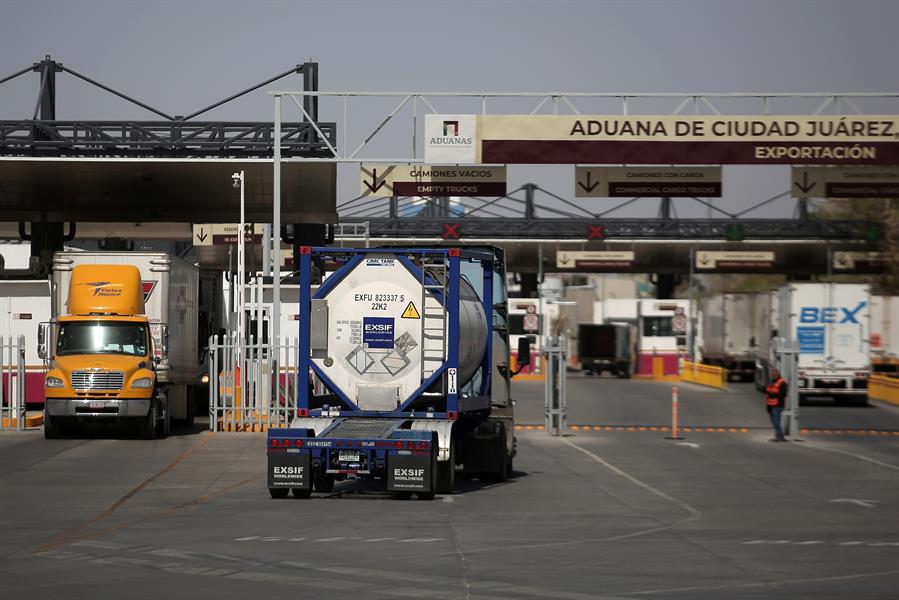 Transportistas esperan para cruzar a los Estados Unidos en sus camiones, este lunes en el Puente Internacional Zaragoza