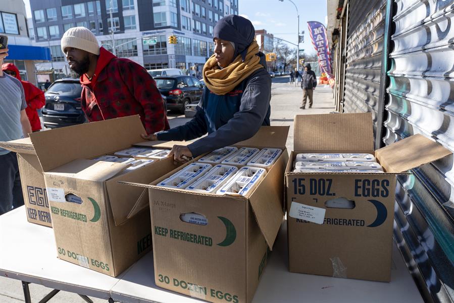 Un hombre recibe huevos este viernes, en Nueva York (1)