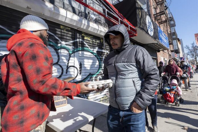 Un hombre recibe huevos este viernes, en Nueva York (3)