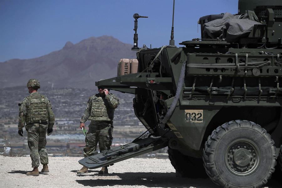 Un integrante del Ej&eacute;rcito de Estados Unidos camina junto a un veh&iacute;culo blindado 'Stryker' (1)