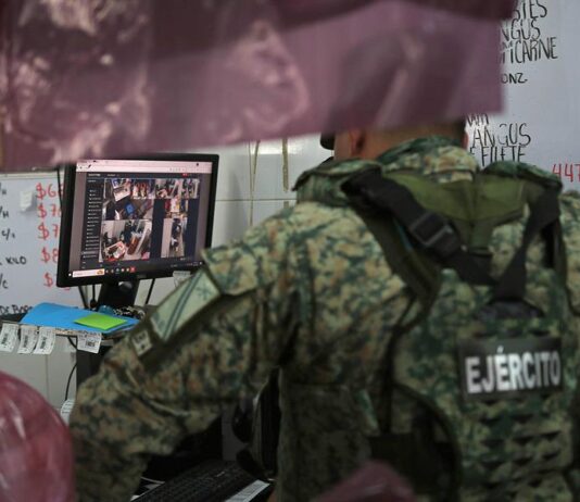 Policías buscan cámaras instaladas y usadas por delincuentes en mercado del sur de México Un soldado del Ejército mexicano realiza un operativo este martes,