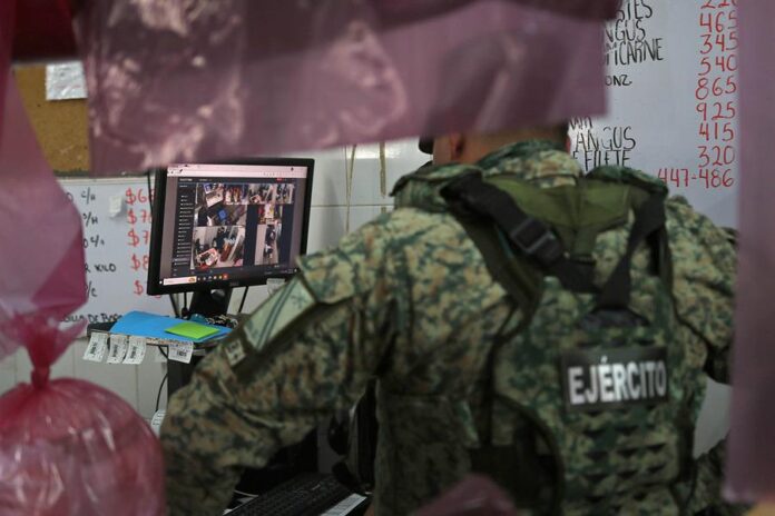 Un soldado del Ejército mexicano realiza un operativo este martes, Un soldado del Ejército mexicano realiza un operativo este martes,