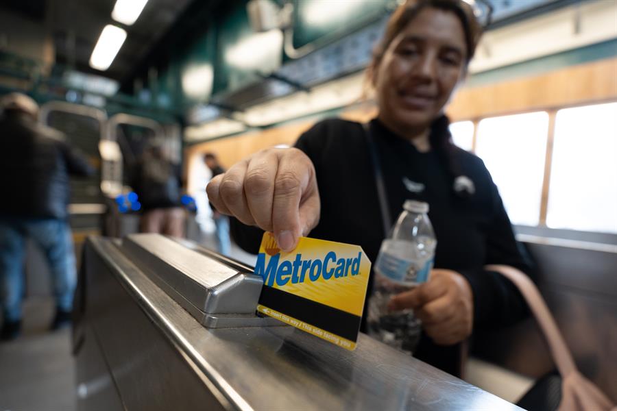 Una mujer sostiene una tarjeta Metrocard este jueves, en Nueva York