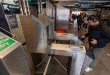 Una persona ingresa a una estación del metro este jueves, en Nueva York