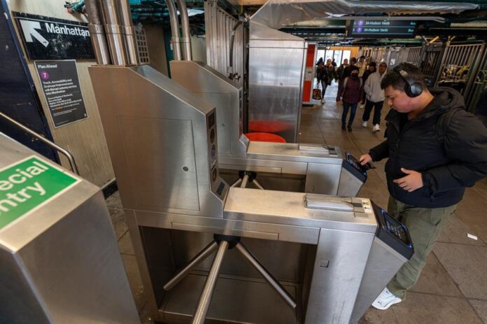 Una persona ingresa a una estación del metro este jueves, en Nueva York