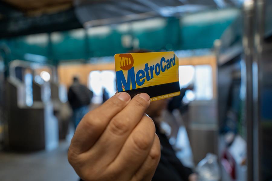 Una persona sostiene una tarjeta Metrocard este jueves, en Nueva York