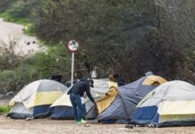 Una quincena de solicitantes de asilo, varios de ellos latinoamericanos, lleva dos noches durmiendo en la calle (3)