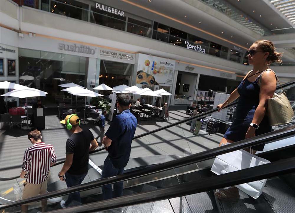 Vista-de-una-plaza-comercial-1