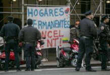 A falta de agentes migratorios, EE.UU. recurre a un polémico pacto con policías locales agentes de la policía de la ciudad de Nueva York patrullando frente al Hotel Watson