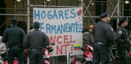 agentes de la policía de la ciudad de Nueva York patrullando frente al Hotel Watson