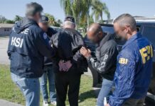 agentes realizando el arresto de un exmiembro de la inteligencia cubana.