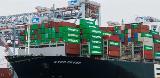 buque portacontenedores Ever Favor en la terminal Conley de Boston