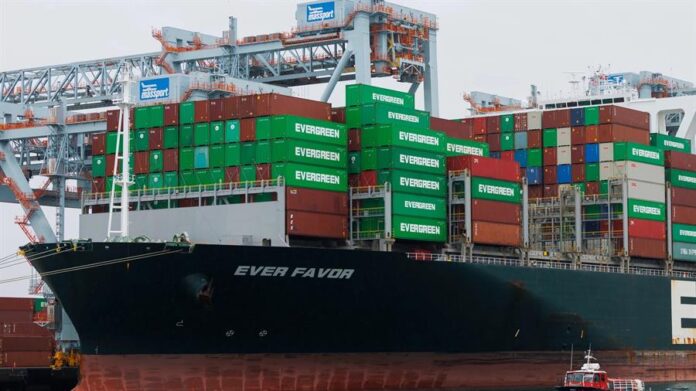 buque portacontenedores Ever Favor en la terminal Conley de Boston